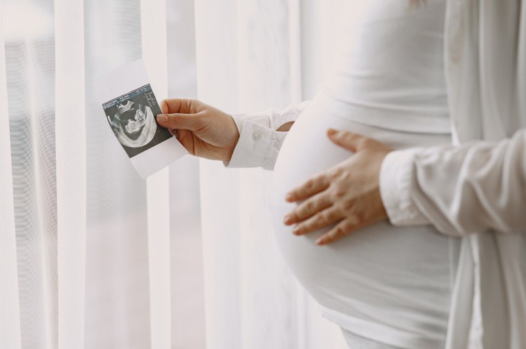 Best Pregnancy Doctor in Faridabad – Dr Shweta Mendiratta