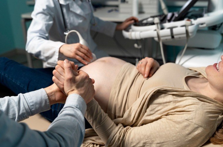 High-Risk Pregnancy Specialist in Faridabad-Dr Shweta Mendiratta