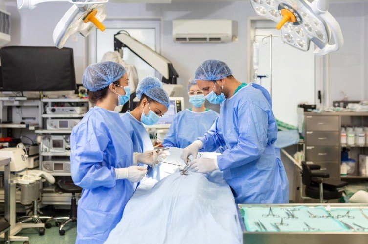 Robotic vs Laparoscopic Surgery FAQs - Dr Shweta Mendiratta